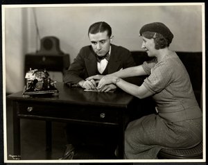 Mujer enseñando a un hombre ciego a leer braille en la Asociación para Ciegos de Nueva York, 111 East 59th Street, Nueva York, 1935